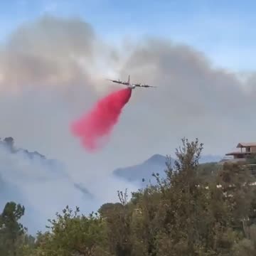 Aircrafts dropping flame retardant - California Wildfires.