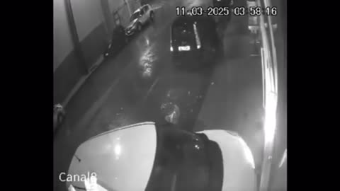 Napoli - Ladro con auto prova a sfondare una pizzeria della famiglia Porzio (12.03.25)