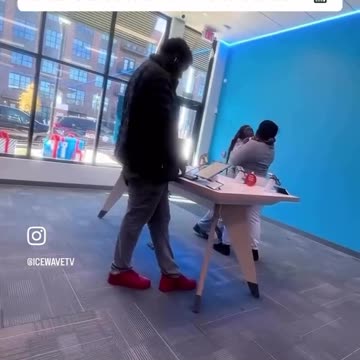 Kid Goes Crazy At AT&T Store After Her Mom Cancelled Her Phone Service