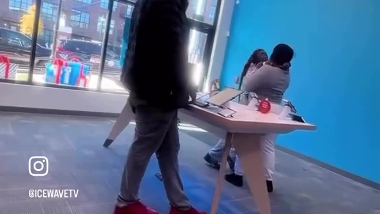 Kid Goes Crazy At AT&T Store After Her Mom Cancelled Her Phone Service