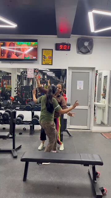 dosti Mai enjoy to banta hai