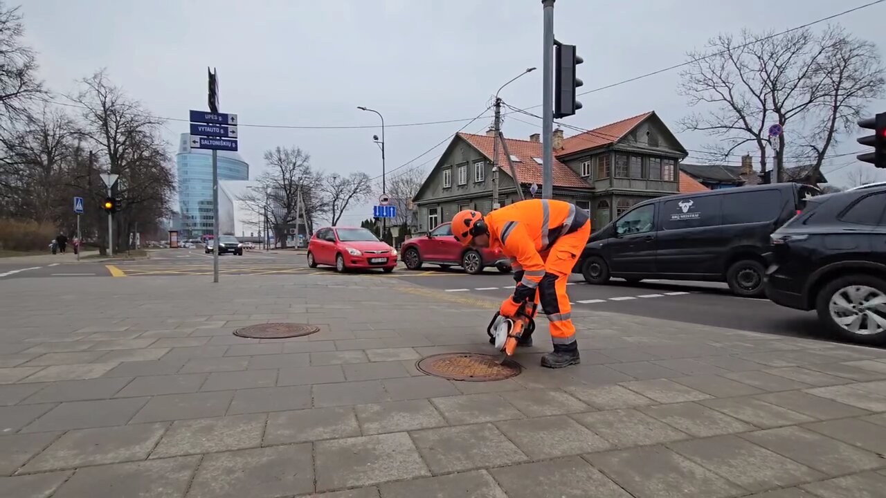 Lithuania & Russophobia: Local workers removing "USSR" markings from the manhole covers