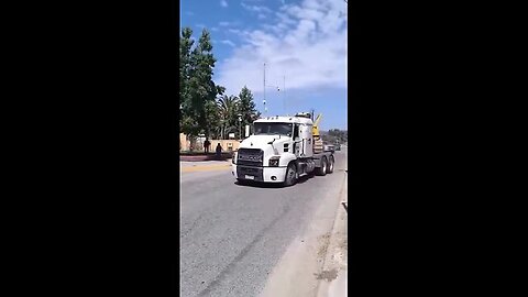 This truck's maneuver is not for everyone! see the result!