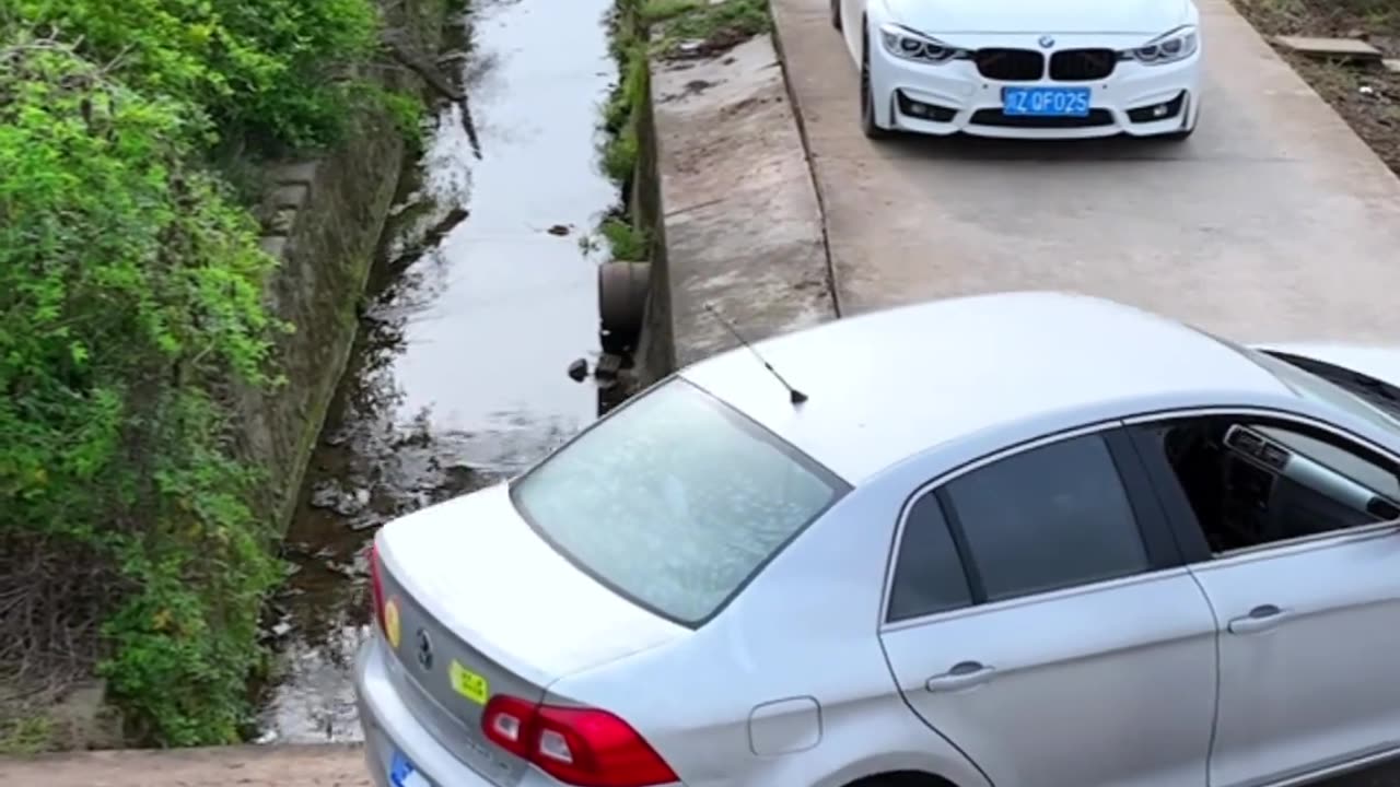 Two cars met on a narrow rural road, The master driver actually met the cars like this