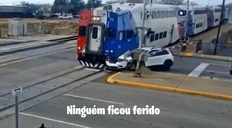 Incrível batida de trem em carro e ninguém ficou ferido
