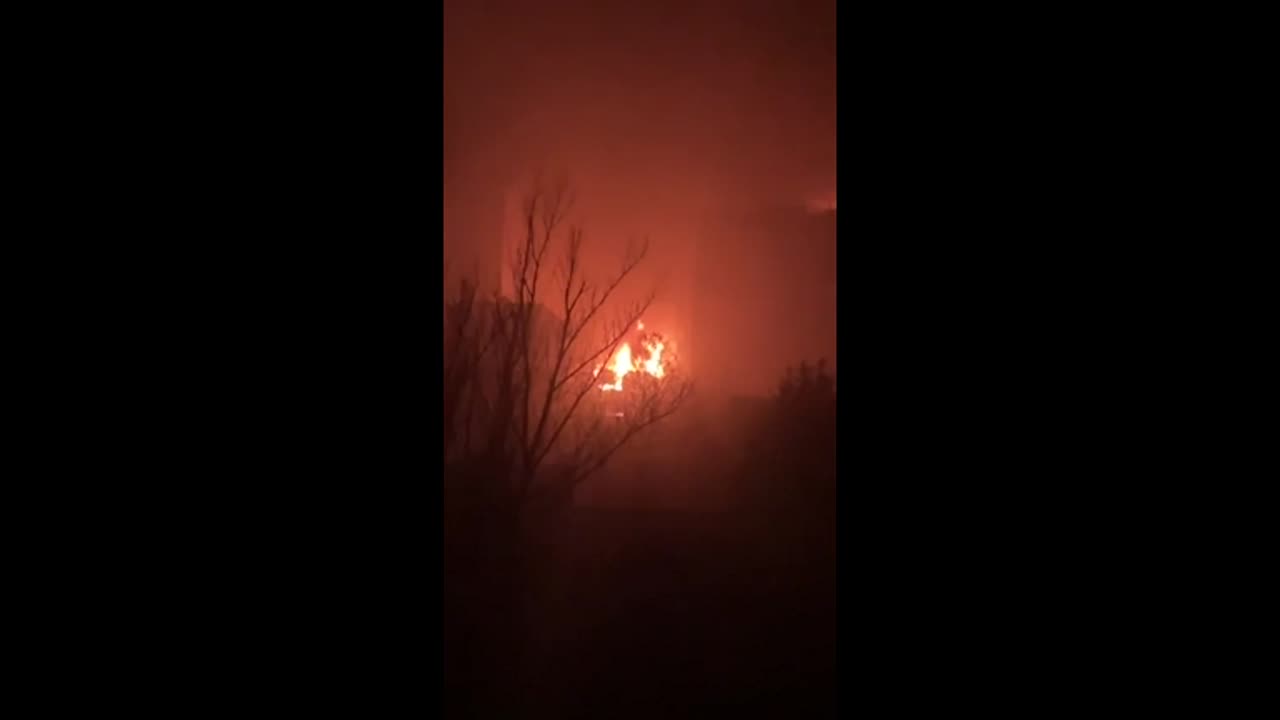 L'incendio dopo l'attacco: i russi hanno ucciso almeno 5 persone a Dobropillya, nel Donetsk