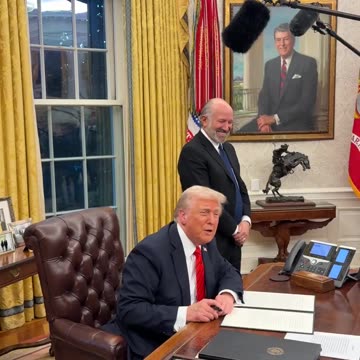 Trump signs an executive order to bring back plastic straws