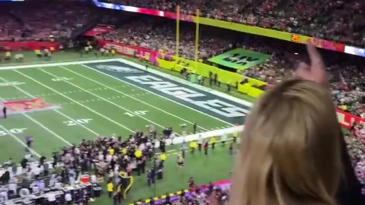 President Trump gets a Hero's welcome at Superbowl!