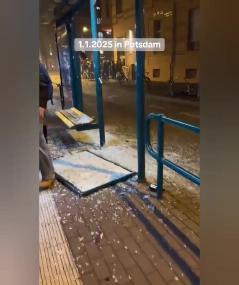 Germany ) New Year's fireworks turn tragic... 5 dead in Germany - 14-year-old boy's hand amputated