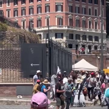 Here's what tourists see outside Colosseum in Rome. A jungle without rules.