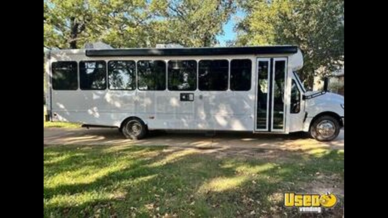 Clean and Appealing - 2014 International StarCraft 3500 Mobile Salon Bus with Bathroom