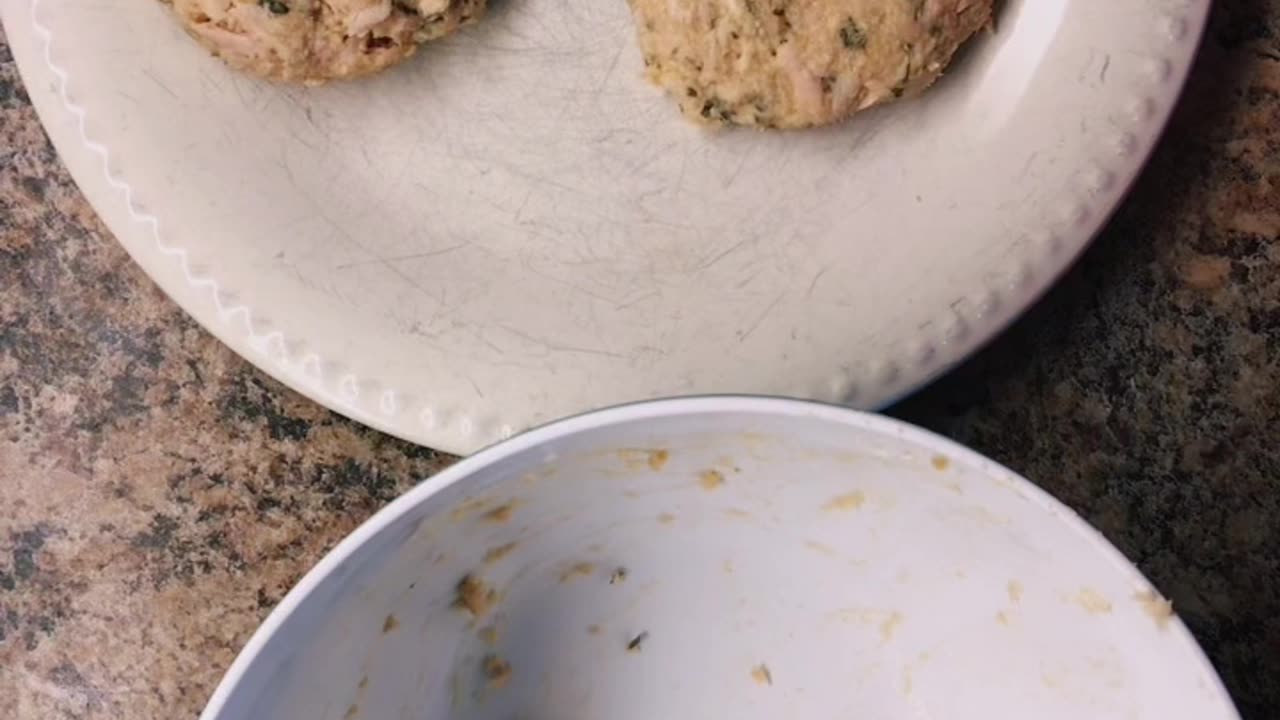 🐟🍰🌿 Savor the Seas: Delectable Tuna Cake Recipe for a Flavorful Twist! 🌟🎣🍽️