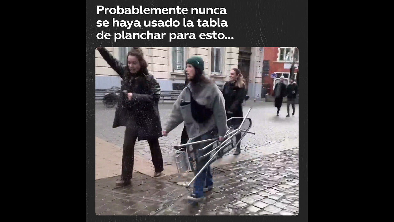 🤔❓¿Por qué caminan por la calle con tablas de planchar?