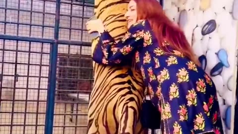 "Girl in a Tiger Cage?! What Happens Next is HILARIOUS! 🐯😂"