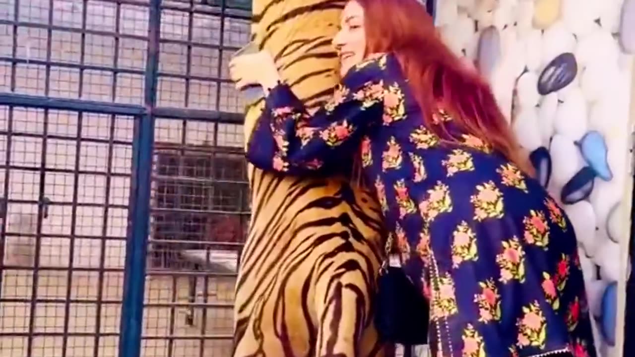 "Girl in a Tiger Cage?! What Happens Next is HILARIOUS! 🐯😂"