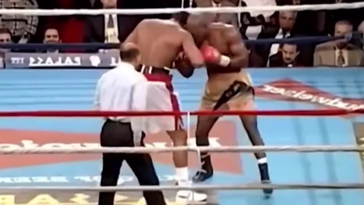The Moment Riddick Bowe Stunned Evander Holyfield with a Devastating Knockout!