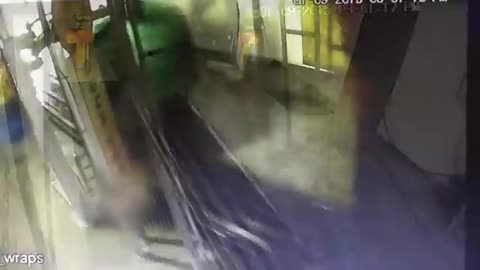 A customer stepped on the gas instead of the brake and flew through a car wash.mp4