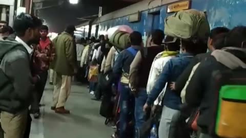 Line to get on the train 🚊in India 🇮🇳