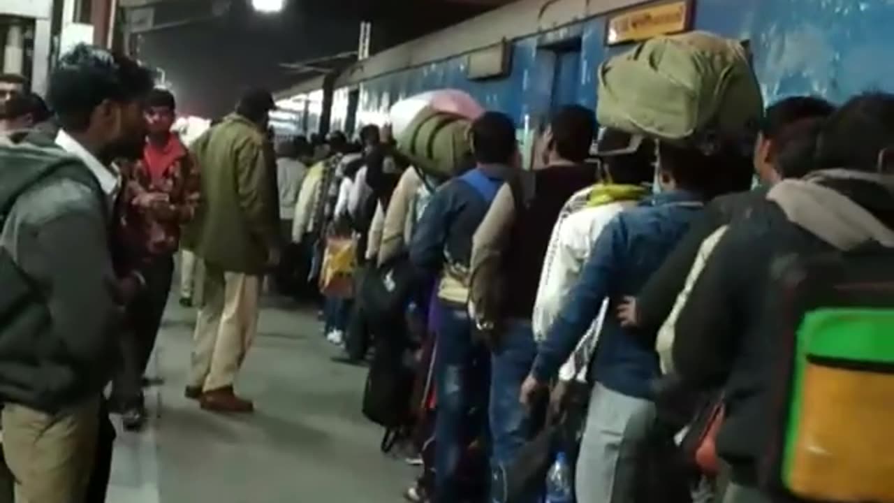 Line to get on the train 🚊in India 🇮🇳