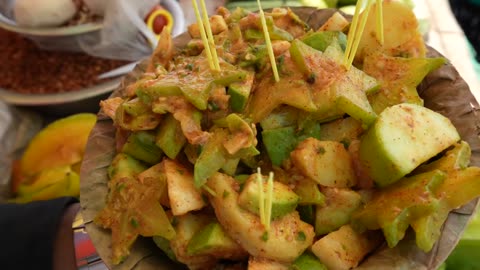 Amazing woman making fruit chat in street |INDIAN STREET FOOD 🥝 🥑