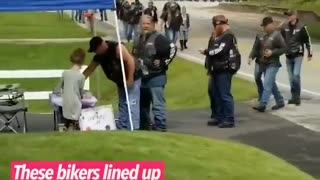 Bikers line up at girl's lemonade stand after mom saves them during crash 🙏