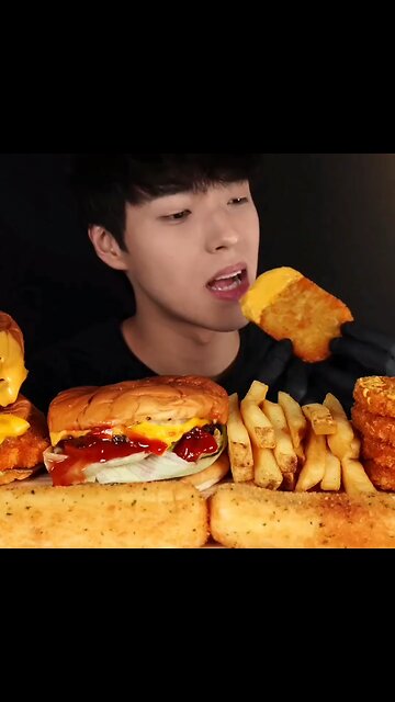 Follow for more ASMR videos🌮🍟 Credits: @ddm_ddang #mukbang #asmr #fastfood #asmreating