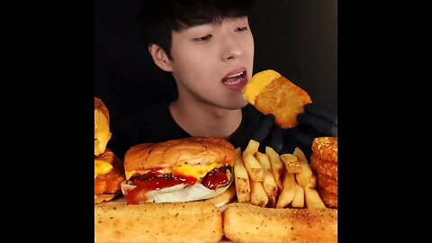 Follow for more ASMR videos🌮🍟 Credits: @ddm_ddang #mukbang #asmr #fastfood #asmreating