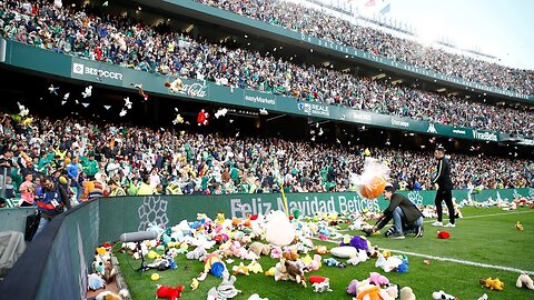 🧸🎄 La Lluvia de Peluches Llena de Magia el Benito Villamarín por Navidad 💚✨