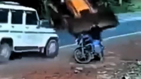 MAN PARKED WITH HIS MOTORCYCLE ON THE SIDE OF THE ROAD WAS CLOSE TO A TRAGIC ACCIDENT