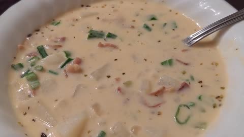 EASY HOMEMADE CHEESY POTATO SOUP WITH BACON