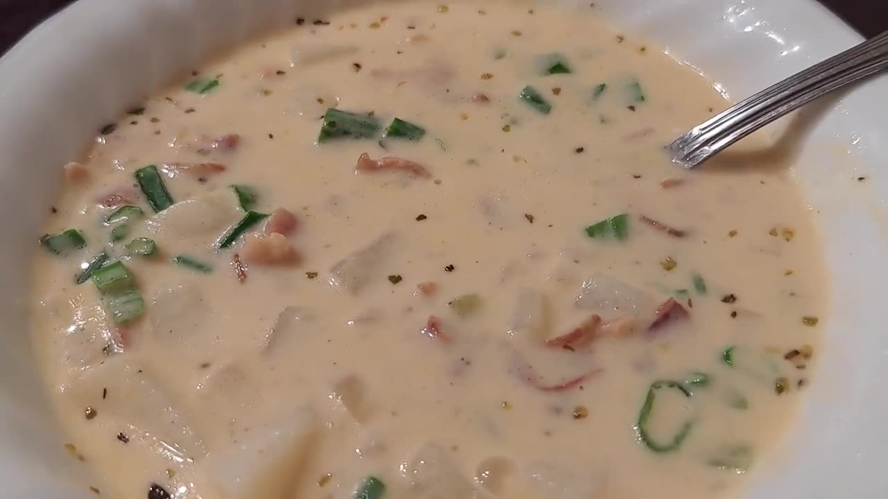 EASY HOMEMADE CHEESY POTATO SOUP WITH BACON