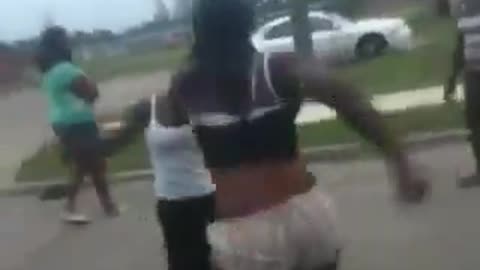 Girls fight in the street!