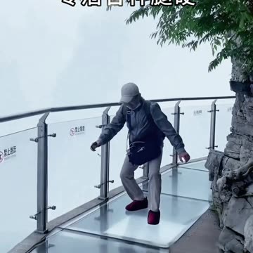 Funny video of people being afraid of falling off a glass bridge on a mountain video 2025 skc.com 95