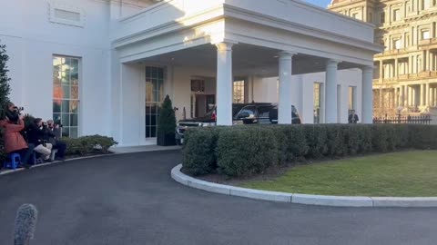 👀 French Pres. Macron arrived at the White House. Trump didn’t greet him. 👀