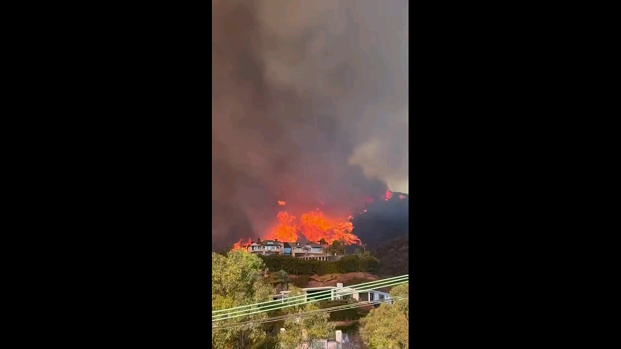 SoCal is on FIRE again — this time in The Hollywood Hills & Pacific Palisades! 🔥👀🔥