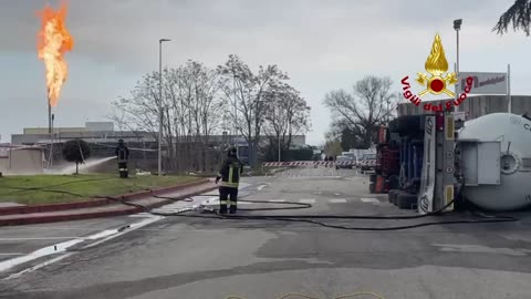 Cosenza -AUTO CISTERNA RIBALTATA, VIGILI DEL FUOCO IMPEGNATI DA IERI SERA (18.02.25)