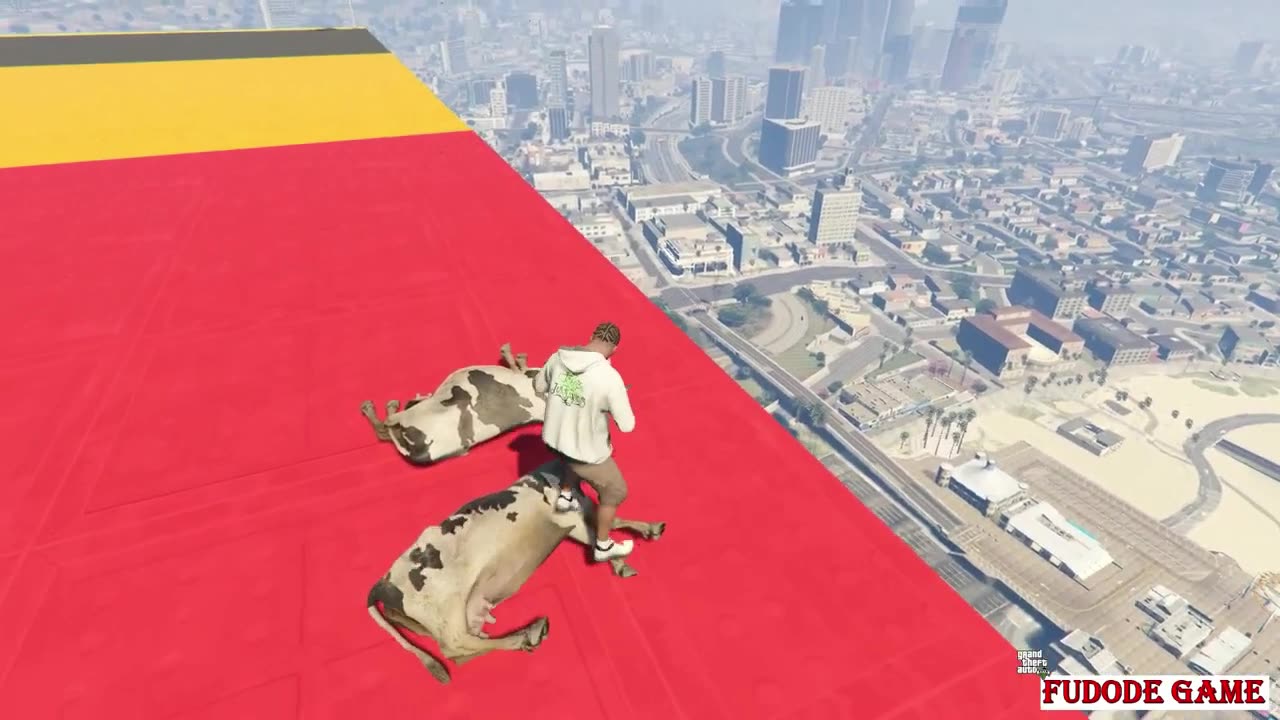 GTA V FRANKLIN BEAT COW FALL DOWN ON THE BUDLING