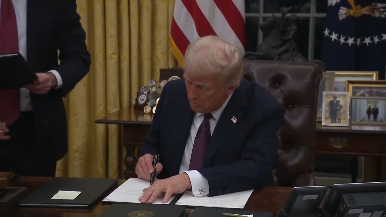 EO DECLARING A NATIONAL EMERGENCY AT THE BORDER SIGNING