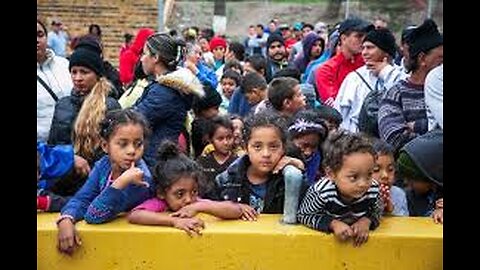 Hundreds of migrants waiting desperately at the border to enter the US 