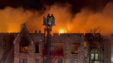 🇺🇸 A fire broke out in an apartment complex in the Bronx, New York City, injuring