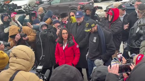 🚨 Lauren Boebert is outside the D.C. jail with families waiting for J6ers to be