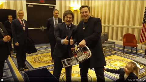 Elon Musk cầm cưa máy cùng với Tổng thống Argentina Javier Milei