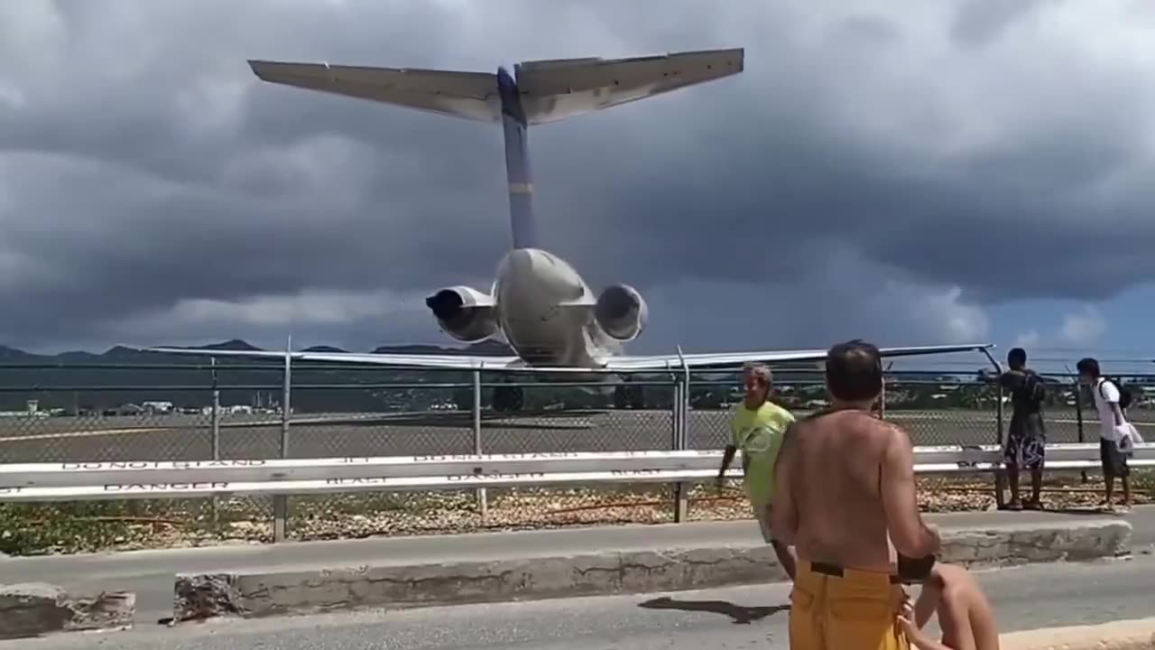 Tourists get blown away by an MD80 Series Aircraft takeoff at St. Martin Airport