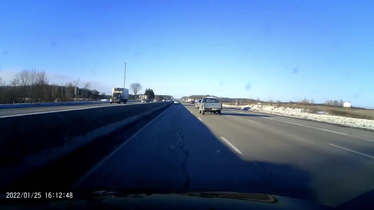 [4K] Bad driver! Passing too close to truck.