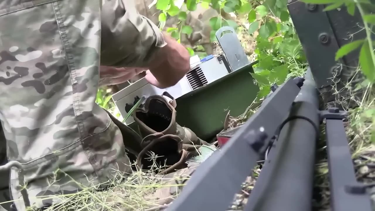 Incredible! Russian army uses different types of drones to attack Ukrainian armored vehicles