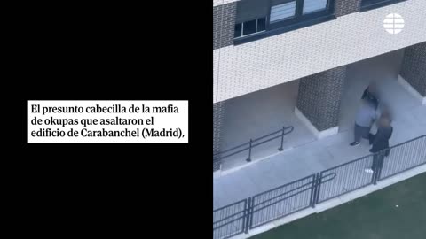 El momento en que detienen al cabecilla de la mafia okupa en el edificio de lujo de Carabanchel