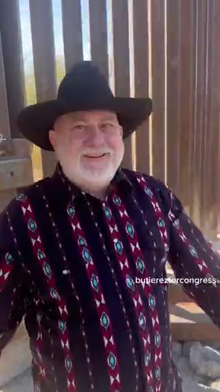 Here’s the US Mexico Border in Arizona and would you look at that, the doors are UNLOCKED