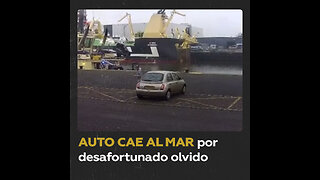 Olvida poner el freno y su auto cae al mar