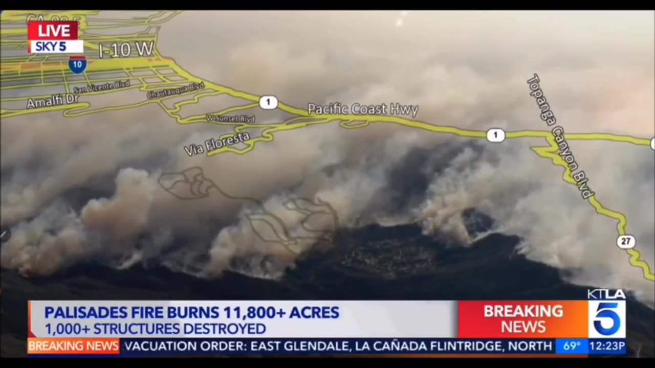 Une diffusion en live par hélicoptère capture un UFO lors du tournage des incendies de forêt ...