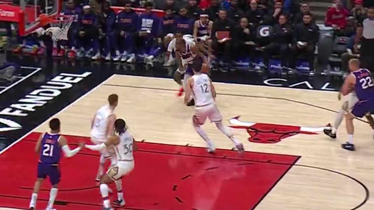 Phoenix Suns - Two defenders crashing in? Doesn't matter for Kevin Durant.